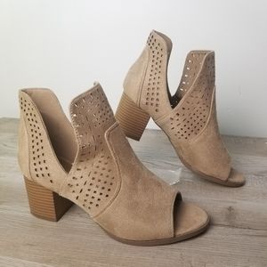 Nature Breeze laser cut stacked heel booties 8.5